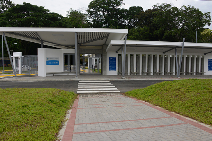 vista de la entrada a la sede del caribe