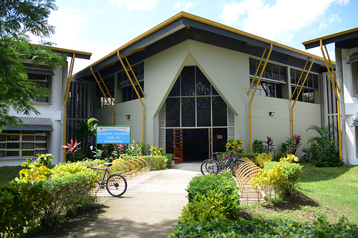 vista del un edificio de la sede de guanacaste