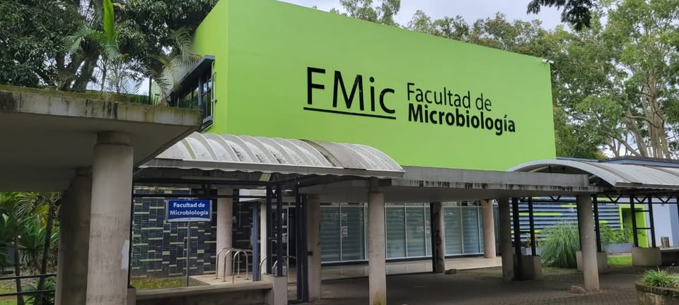 Fachada de la Facultad de Microbiología