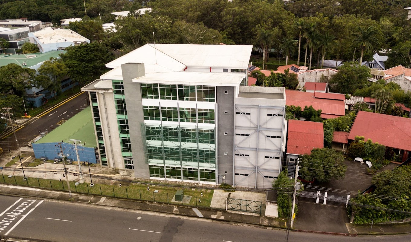 Imagen aérea del edificio de la Escuela de Tecnologias en Salud